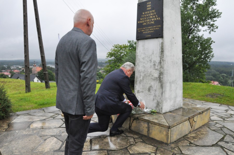Burmistrz Chełmka Andrzej Saternus wraz z Dyrektorem MOKSiR w Chełmku Waldemarem Rudykiem składający kwiaty pod Pomnikiem Grunwaldzkim na wzgórzu „Skała”.