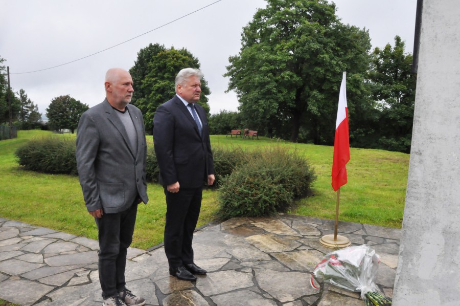 Burmistrz Chełmka Andrzej Saternus wraz z Dyrektorem MOKSiR w Chełmku Waldemarem Rudykiem składający kwiaty pod Pomnikiem Grunwaldzkim na wzgórzu „Skała”.