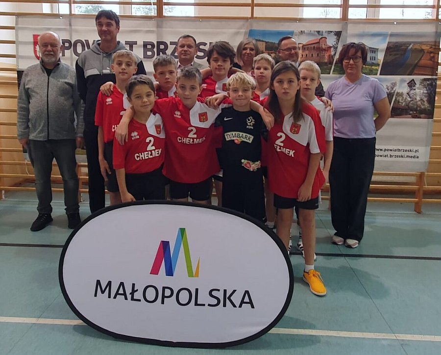 Reprezentacja Samorządowego Zespołu Szkolno – Przedszkolnego nr 2 w Chełmku, która wywalczyła brązowy medal plasując się w trójce najlepszych drużyn w Małopolsce.