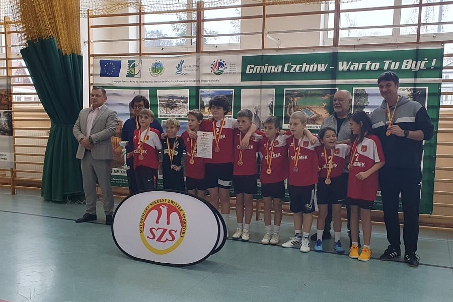 Reprezentacja Samorządowego Zespołu Szkolno – Przedszkolnego nr 2 w Chełmku, która wywalczyła brązowy medal plasując się w trójce najlepszych drużyn w Małopolsce.