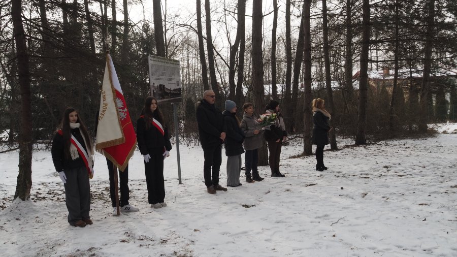 Złożenie kwiatów pod pomnikiem „Ofiar Faszyzmu” na Paprotniku w Chełmku.