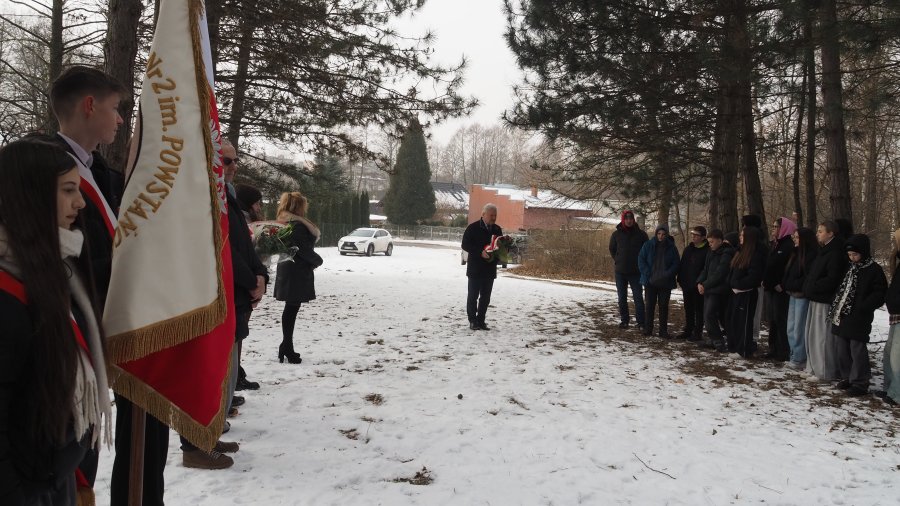 Złożenie kwiatów pod pomnikiem „Ofiar Faszyzmu” na Paprotniku w Chełmku.