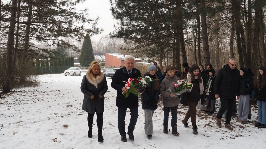 Złożenie kwiatów pod pomnikiem „Ofiar Faszyzmu” na Paprotniku w Chełmku.