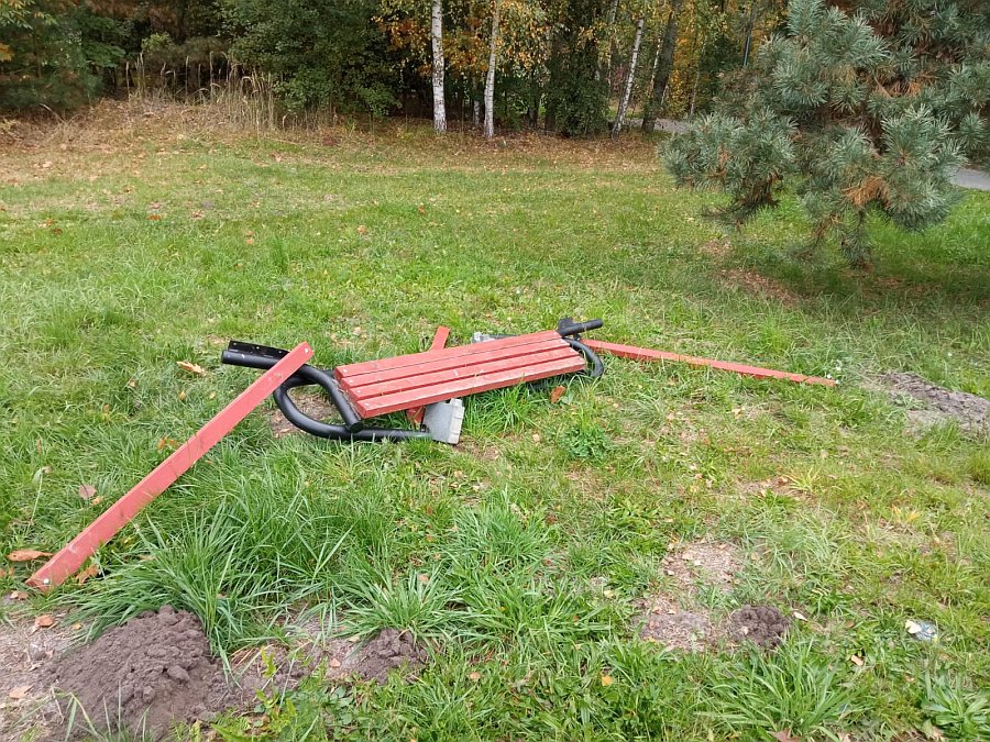 Zdjęcie przedstawiające zdewastowaną ławkę.