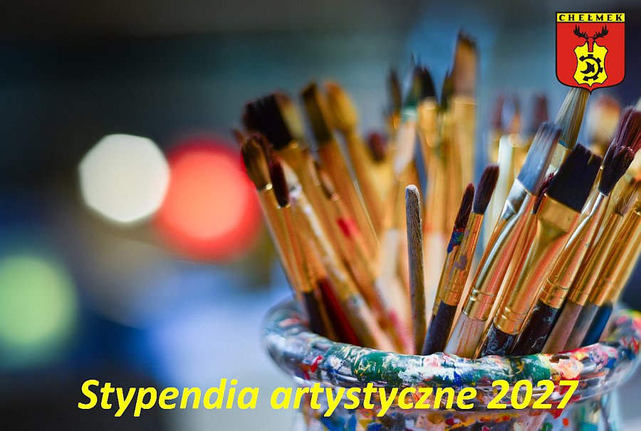 Zdjęcie przedstawiające w tle pędzle w słoiku, w prawym górnym rogu herb Chełmka, a na dole napis: „Stypendia artystyczne 2027”