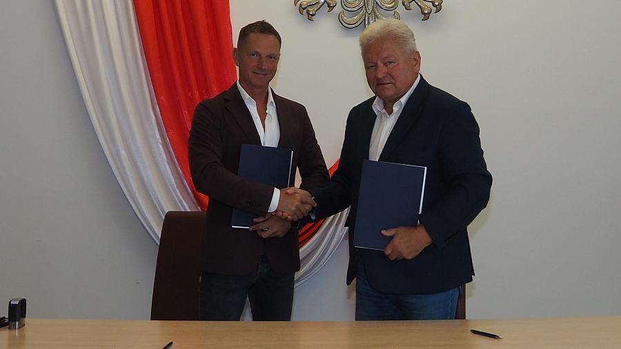 Podpisanie umowy na realizację zadania pn.: „Wymiana sztucznej nawierzchni na boisku wielofunkcyjnym przy Samorządowym Zespole Szkół w Bobrku”.